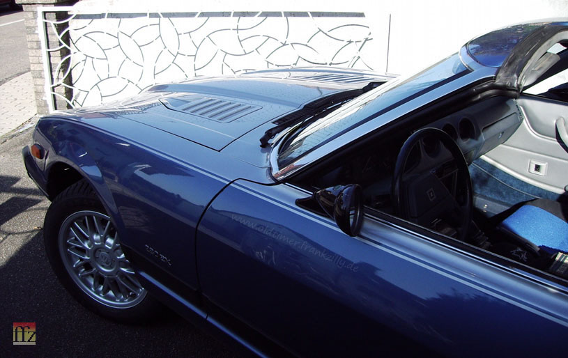 Der 280er mit l�ngs eingebautem, bulligem Reihensechszylinder mit Benzin-Einspritzung von Bosch (in einer Zeit, wo anf�llige, kr�ftig schluckende Vergaser, wie man sie vom Moped her kennt, noch das �bliche waren) und selbstverst�ndlich Hinterrad-Antrieb ist technisch ein Automobil der 1970er Jahre, verspr�ht jedoch - ohne dass jemand mehr �ber diesen Wagen wei� - das Flair, den Charme der (automobilen Oberklasse der) 1960er Jahre. An der Tankstelle etwa entdecken Leute in diesem Wagen schon mal ein Modell von s�ndhaft teuren italienischen oder britischen Marken mit klangvollem Namen. Oder auch, nur von vorne draufschauend, "die G�ttin" aus Frankreich, jenes damals ultramoderne, vielleicht eher futuristische Automobil, das ab 1955 gebaut wurde. Der ZX ist hierzulande den meisten Leuten einfach schlicht unbekannt. Der Wagen war 1978-1983 als er gebaut wurde eine Rarit�t hierzulande und ist heute aus verst�ndlichen Gr�nden noch viel seltener. Ja, der "Deutsche Michel" hat lange gebraucht, bis er gemerkt und sich selbst eingestanden hat, dass andere auch gute Autos (oder sonstwas) bauen k�nnen ...