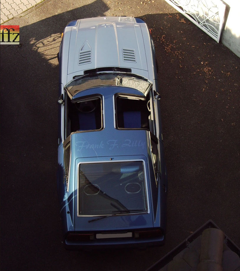 Ohne Glasdachh�lften und mit (unbedingt !) ge�ffneten Ausstellfenstern hinten ist das besser als Cabriofahren. Dank enormer Heizung auch an k�hleren Tagen. Und wird man von Regen �berrascht, holt man einfach die beiden wohlverpackten Glasdachh�lften aus dem Kofferraum unter der gro�en, praktischen Heckklappe und schlie�t das Dach.