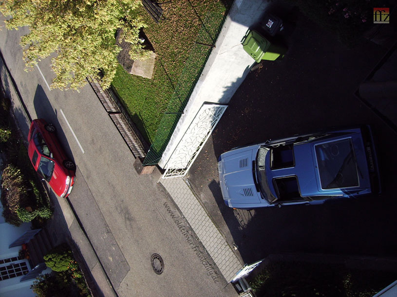 Nissan Primera 2.0 SLX (1993) und Datsun (Nissan) 280 ZX-T (1981) - da steht sogar die Kamera Kopf ...