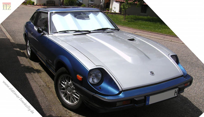 DATSUN 280 ZX-T by Nissan. Das T steht f�r "T-Bar-Roof", die herausnehmbaren Glasdachh�lften, die eine Option waren. Das X steht f�r Benzin-Einspritzung (von BOSCH) was damals durchaus erw�hnenswert ist in einer Modellbezeichnung, denn damals waren Vergaser noch das �bliche. Die jedoch waren im Zusammenhang mit einem Katalysator nicht brauchbar. Ja, ja, in den USA hatte der Wagen damals bereits einen Katalysator. Warum das hierzulande nicht so war, der Katalysator - endlich mal ein Lichtblick bei all der grausigen Umweltverschmutzung - erst viele Jahre sp�ter eingef�hrt wurde, sollte man also tunlichst nicht die Ingenieure von Nissan fragen ...  Ja, die Leute bei Nissan hatten schon gute Gr�nde, warum sie ihre ersten Autos zur Erkundung des Marktes als DATSUN und nicht gleich als NISSAN in das Land der Barbaren jenseits vom Limes schickten ... ...