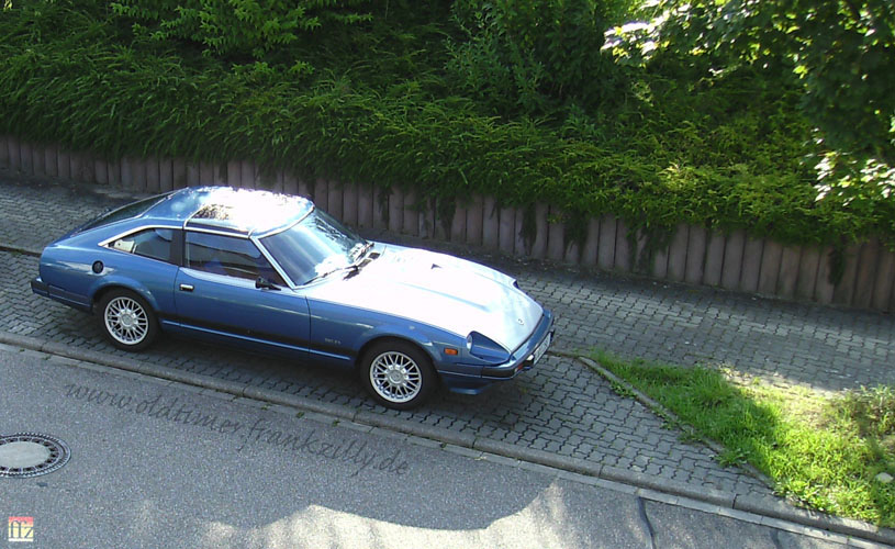 Ja, der DATSUN 280ZX-T (by Nissan), ein 2+2, hat was Au�erirdisches, war bereits zu Zeiten seiner Produktion (1978-1983) �berall auf der Welt nur ein Exot, der selbst unbedarften, bodenst�ndigen Omis im hektischen Stra�enverkehr ein Entz�cken ins Gesicht zauberte. So ist es denn auch kaum verwunderlich, dass das Fahren dieses Automobils genauso „anders“ ist und nicht vergleichbar mit Autos von heute. So empfiehlt es sich auch vor der ersten Abfahrt unbedingt, nachzuschauen, wo die einzelnen Bedien-Schalter versteckt sind ... Der Wagen hat keinerlei elektronische Helferlein, der gro�e Sechszylinder keinerlei Katalysator sprich Abgasreinigung. Das ist eben tats�chlich noch "Auto pur". Wie das damals eben war. Lediglich die Z�ndfunken stellt eine elektronische Anlage bereit. Und wenn man das alles gew�hnt ist, will man nichts anderes mehr als Auto pur. Und einen Diesel schon ums Verrecken nicht !
