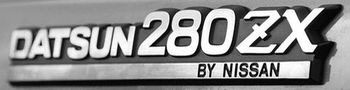 Modellbezeichnung wie sie rechts an der Heckklappe angebracht war. Vor 1981 hat Nissan seine Fahrzeuge in Deutschland zum Schutz des Konzernnamens Nissan (falls der Eintritt in den deutschen Markt irgendwie blamabel schiefgehen sollte) – vorsichtshalber und ganz legitim alle unter dem Markennamen DATSUN verkauft. DATSUN ist seit 1933 eine Marke des Hauses Nissan. Da der Start auf dem deutschen Markt klappte, man stolz drauf sein konnte, wollte man die Fahrzeuge dann irgendwann unter dem tats�chlichen Markennamen Nissan verkaufen. Und so wurden die Jahre 1981 und 1982 zu �bergangsjahren, in denen die Fahrzeuge auf den Modell-Schildchen auf der Karosserie „ein DATSUN … by Nissan“ oder ein „Nissan-DATSUN“ waren. Im Fahrzeugbrief stand da allerdings bereits Nissan zu lesen. Zumindest bei meinem.    