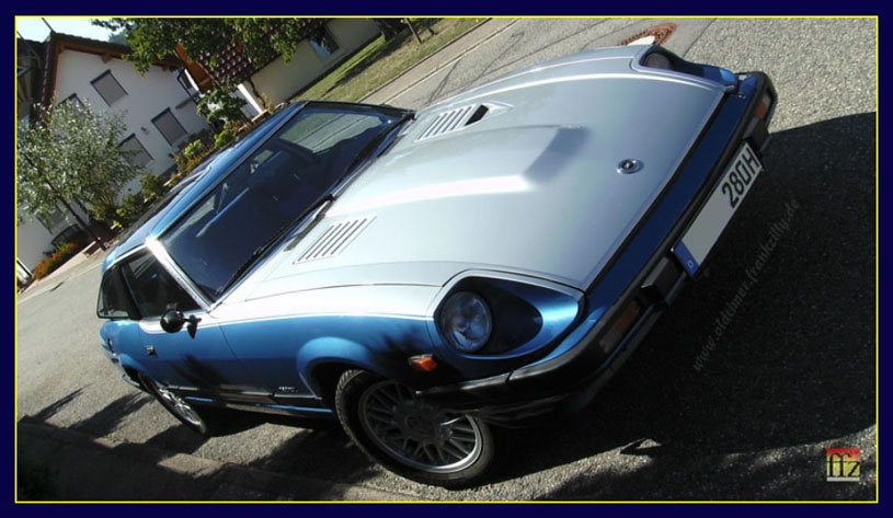 Der 280er DATSUN aus dem Hause Nissan ist gewisserma�en der UrUrgro�vater des heutigen 370 Z aus diesem Hause. DATSUN ist seit 1933 eine Marke des Automobilherstellers NISSAN. Und der betrat in den 1970ern den deutschen Markt aus Angst vor Schlappen sehr vorsichtig. Und daher nicht unter dem Konzernname NISSAN, sondern "nur" unter dem Markennamen DATSUN. Seit 1983 werden nach zwei �bergangsjahren, in denen die Fahrzeuge in den Logos auf den Karosserien ein "Nissan-Datsun" oder ein "Datsun by Nissan" waren  die Fahrzeuge in Deutschland endg�ltig als Nissan verkauft ...