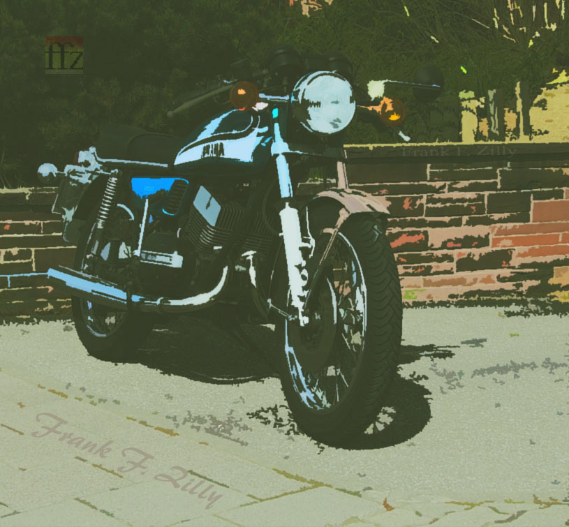 Man sieht von weitem, dass "das Ding" keine Nockenwelle hat, weder oben- noch untenliegend. Und ein "Einzylinder-V-Motor" mit obenliegender Kardanwelle ist da auch nicht verbaut. Es ist ein 2-zylindriger Zweitakter mit grade mal 3 bewegten Teilen pro Zylinder ! " RD 250-352 "   hei�t das Kunstwerk aus dem "atelier faunlandia" von K�nstler Frank F. Zilly, dem Eigent�mer des abgebildeten Motorrades, das sich heute im Vergleich zu modernen Kr�dern eher wie ein Traktor f�hrt ... aber damals waren's teuflische 30 PS und ich war jung (30 PS bei 250 ccm sind 120 PS Literleistung / ein 1000er Opel Kadett A hatte 40 PS, ein K�fer (ich hatte nie einen) umgerechnet auf 1000 ccm noch weniger und eine 500er Viertakt-Yamaha SR 500 (27x2=) 54 PS  ...) ... Und sehr viele Maschinen wurden nicht alt, wurden verheizt von "Tuning-Spezis aller couleur" (gern mit zu magerem Gemisch oder sie wurden unfreiwillig gleich im Gel�nde irreparabel "kalt verformt" ...) ...