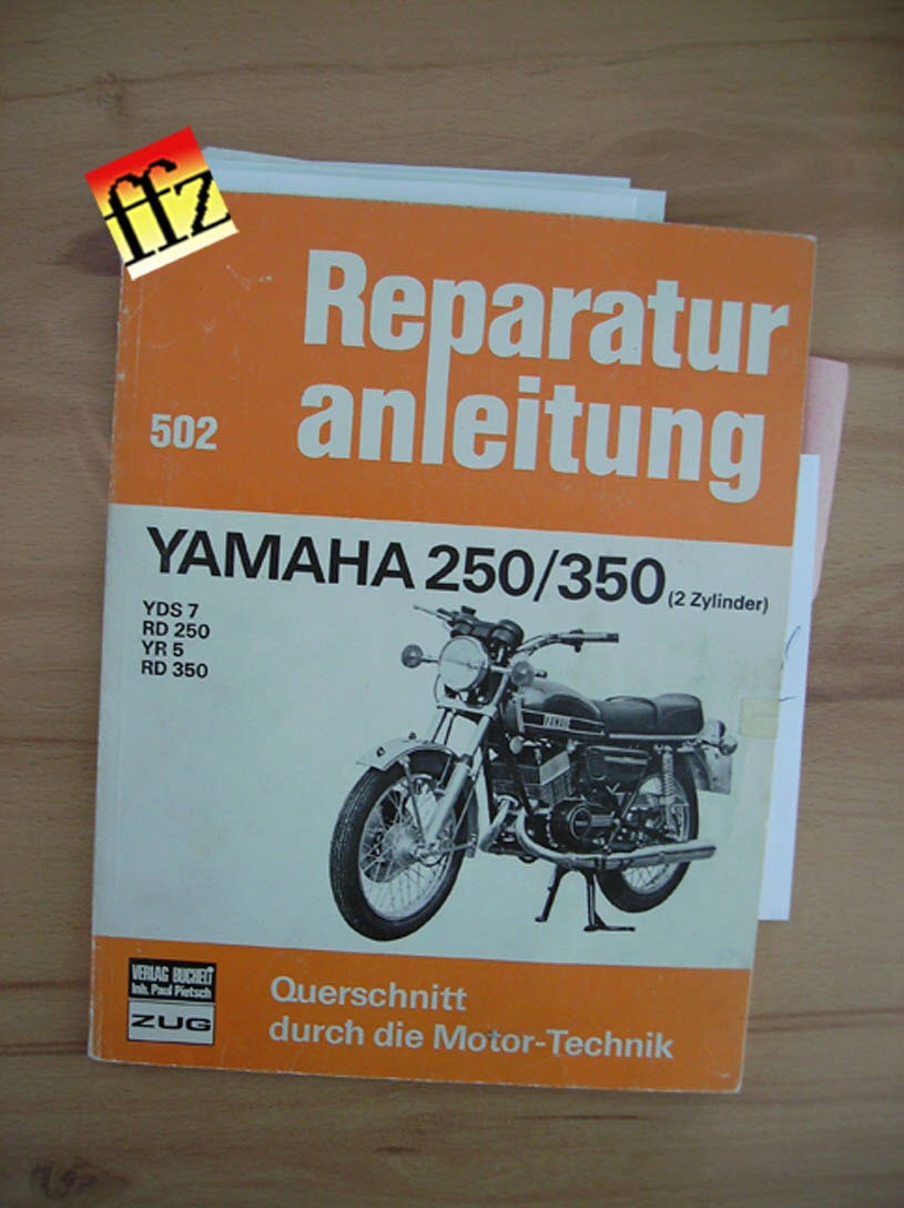 Nirgendwo in diesem (ansonsten gut gemachten und sehr hilfreichen) aus dem Englischen �bersetzten Buch (Originalausgabe erschien in England) ist ein Datum zur Ver�ffentlichung, Drucklegung oder dergleichen zu finden. Ich wei� also nicht, wann diese Ausgabe erschienen ist und ob sie m�glicherweise aus der ersten und einzigen Auflage stammt ... ... Ich selbst bin laut eigener Datums-Notiz mit Tagesstempel auf der Innenseite des Buchdeckels Ende 1984 und wohl per Zufall auf dieses Buch gesto�en, habe es (vermutlich �ber eine Annonce) gebraucht jemandem abgekauft, denn da ist ein mir fremder Name eingestempelt. N�heres wei� ich nicht mehr, ich vermute jedoch, dass es bereits damals ausverkauft gewesen sein muss, denn wie ich mich kenne, h�tte ich ansonsten bereits l�ngst eines gehabt oder mir sogleich (zus�tzlich) ein neues Exemplar im Buchhandel geholt ... ... In diesem Buch geht's ganz konkret um Wissen �ber die 250er / 350er Yamaha-Modelle DS 7 / R5 und deren Nachfolger RD 250 / RD 350, die sich �brigens nur in diesen wenigen Punkten unterscheiden : 1. Membransteuerung (Flatterventile zwischen Vergaser und Zylinder), 2. nicht schaltbarer 6. Gang, 3. hydraulisch bet�tigte Scheibenbremse vorne, 4. Arrangement der Instrumente und 5. einige weitere rein optische �nderungen. Da auch nirgendwo ein konkreter RD-Unter-Typ genannt wird wie etwa 352/522/1A2 f�r die 250er RD, gehe ich - auch weil keine farbigen Abbildungen vorhanden sind, alles �de schwarz-wei� ist - davon aus, dass das Buch fr�h sprich zu Zeiten der ersten 250er / 350er RD - Typen 352 / 351 entstanden ist. Manches gilt aber sicher auch noch f�r die bis 1979 nachfolgenden, direkt luftgek�hlten Fahrzeuge. Auch da ist dieses Buch zu besitzen in jedem Fall viel besser als nichts ! 