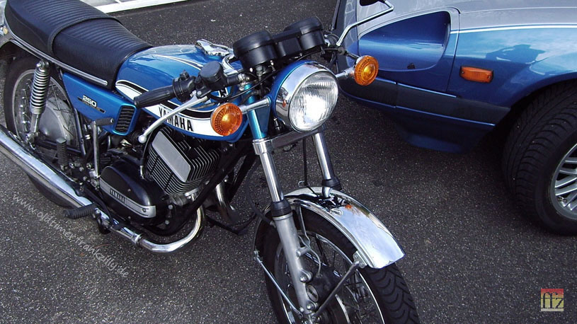 Im Vordergrund links meine Yamaha RD 250 Typ 352. Nach den Rennmaschinen war sie bei uns im damaligen West-Deutschland 1973 Yamahas erste RD f�r den �ffentlichen Stra�enverkehr.