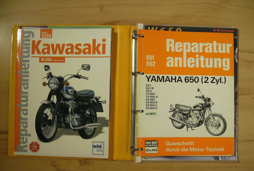 Die Yamaha XS 650 (von der XS 1 aus 1970 bis zur XS 650 D aus 1985) war ein Motorrad der anderen Art. Eines f�r ganze Kerle. Die erste "Zugangsh�rde" bei  eventuellen Interessenten war die nicht unterst�tzte, ungemein schwerg�ngige Kupplung, die Unge�bte, Untrainierte nach ein paar Kilometern mit schmerzender Hand absteigen lie�. Und das ganze "Ding" vibrierte, gesch�ttelt von dem tollen, an sich aber unkultivierten Motor derma�en, dass das zus�tzlich auf die Handgelenke ging. Hatte man sich daran gew�hnt und trainierte nebenbei die H�nde regelm��ig mit entsprechend geeignetem Ger�t, waren diese Eigenheiten des Motorrads nach einiger Zeit jedoch kein Thema mehr. Im Gegenteil. Das hat das feeling, das der abartig kraftvoll losbollernde Motor erzeugte, unterst�tzt. Das Motorrad war mir ein ausgiebiges Kennenlernen wert.  Zu mehr hat's allerdings nicht gereicht. Das "Ding" war einfach am Tag des Kaufes bereits ein uraltes Teil. Konstruktionstechnisch. Und ich war jung, wollte einfach immer mehr Neues kenenlernen. H�tte ich heute noch eine, w�rde ich die nicht wieder hergeben ...     Frank F. Zilly,  2019-05-16