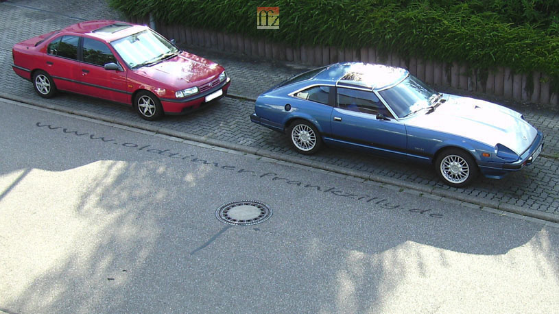 Der tiefergelegte Sport-Primera (1993), der sich Go-cart-like fahren l�sst, ist wie der 280er (1981) noch Auto pur. Er hat dem ZX lediglich einen 3-Wege-Kat voraus. Ansonsten aber weder ABS noch Airbags noch ein Antischleuderprogramm noch noch noch. Daf�r aber 4 scharfe Scheibenbremsen und einen tollen 2 Liter-Motor in einem sagenhaften Fahrgestell mit aufw�ndiger (=toller) Multilenker-Vorderachse. Understatement pur. War der Letzte seiner Art damals beim H�ndler. Gl�ck gehabt.  Und der ZX hat nicht mal einen Kat. Auto pur eben. Was nicht da ist, geht nicht nur nicht kaputt. Nein. Man muss es auch nicht unter erh�hter Energiezufuhr sprich noch h�herem Spritverbrauch zur Freude der mit der Autoindustrie verbandelten �lindustrie durch die Gegend kutschieren ... Dass der Kat (einfach) fehlt, ist nicht meinetwegen so, sondern weil die g�ttliche Autoindustrie das damals so handhabte. Hierzulande. In Kalifornien / USA hatte er einen Kat. Der war dort n�mlich Vorschrift seit 1974 bereits ... Also am Auto und etwa zu dummen Ingenieuren lag's folglich auch nicht. Ende der 1980er, Anfang der 1990er vollzog sich ein ungl�ckseliger Wandel in Sachen Automobil. Ein sog. "Katalysator" zur Abgasreinigung ist selbstverst�ndlich zu begr��en. Doch manch anderes unterst�tzt nur hirnloses Fahren und dient so gar nicht h�herer Sicherheit. Oder dergleichen. Weil die Leute den potentiellen Zugewinn im Hinterkopf oder im Gro�hirn in ihr Verhalten einrechnen und durch entsprechend riskantere Fahrweise wieder zunichte machen. Ich bin froh noch zwei Fahrzeuge der alten Garde zu besitzen. Die beiden werden auch nach einem EMP, wenn die modernen Kisten keinen Ton mehr von sich geben, noch voll funktionieren. Und ein defekter Zahnriemen verursacht bei meinen Fahrzeugen keinen kapitalen Motorschaden. Weil man einen Zahnriemen hier vergeblich sucht. Hier treiben noch „altmodische“, f�r den Kunden aber interessantere (Steuer)Ketten die Nockenwellen an, die ein Motorleben lang halten. Und diese schlanken Autos passen noch �berall in vorgegebene Parkfl�chen und �ltere Garagen, haben im Parkhaus h�chstens dann ein Problem, wenn die schwachsinnigen, dickschiffigen R�ckw�rtskonstruktionen der Neuzeit f�r die Flachland-Tiroler, die nie ins Gel�nde kommen und so ineffizient wie nochwas sind, sich neben einem in die Pl�tze gedr�ckt haben. Doch was will man erwarten ? Die Leute kaufen selbst nach diesem unverzeihlichen, in seinen Auswirkungen nicht nur Autofahrer betreffenden Dieselautos-Skandal, den eine deutsche Marke aus niederen Profitgr�nden und dem kindischen Streben nach dem Titel "Gr��ter Automobilhersteller der Welt" in den USA verursacht hat, weiterhin Diesel tankende Autos. Ob da wer dazugelernt hat ? Ich w�nsche Ihnen noch einen angenehmen Tag !