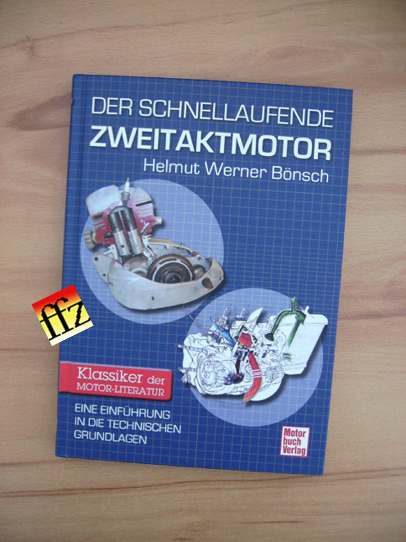 Der Klassiker schlechthin auf diesem Gebiet. Ein Kompendium. F�r mich pers�nlich, der ich angesichts des schlicht genialen (genial ist immer auch "einfach", wobei "einfach" nicht gleich hirnlos und primitiv ist) Funktionsprinzips nach wie vor ein gro�er Zweitakt-Fan bin, ist dieses Buch mit seinen �ber 200 Seiten die "Zweitakter-Bibel" schlechthin. Erstmals erschienen im Jahre 1980, dann lange vergriffen ... ... Als Erfinder des Zweitaktmotors mit seinen nur drei bewegten Teilen gilt �brigens der Schotte Dugald Clerk (31.03.1854 - 12.11.1932), der damit erstmal nur das Viertakter-Patent von Nikolaus Otto umgehen wollte. Und das passt, sind doch die Schotten (�hnlich wie die Schwaben) bekannt f�r ihre Sparsamkeit. Hier wurden eben konsequent �berfl�ssige Teile (und potentielle Baustellen) sowie damit einhergehend auch Arbeits-"Takte" eingespart. Hier wird bei jeder Kurbelwellenumdrehung gez�ndet, nicht nur fast verschwenderisch alle 720 Grad, was (unbesehen anderer facts) bei gleicher Drehzahl nat�rlich mehr Leistung abwirft. Eine (gedrosselte) RD 250 mit 27 PS hatte (umgerechnet auf 1000 ccm) eine Literleistung von 4 mal 27 = 108 PS. Eine SR 500 von Yamaha mit 27 PS aus 500 ccm hatte als Viertakter im Vergleich dazu eine Literleistung von nur 2 mal 27 = 54 PS, was (in diesem Fall sehr anschaulich genau) die H�lfte ist. Auch sind es - wie bereits die Literleistungsergebnisse andeuten - Zweitakter, die den h�chsten Wirkungsgrad aller Verbrennungsmotoren erreichen. Der Wirkungsgrad ist das Verh�ltnis dessen, was man an Energie (im Treibstoff) reinsteckt zu dem, was an reiner, verwertbarer Motorleistung (nebst nutzloser Abw�rme etc.) rauskommt (also immer und zwar deutlich unter den reingesteckten 100 %). Und die Energie, die so ein Motor je nach Konstruktion erstmal auf sich selbst verwenden muss, um erstmal sich selbst und seine eigenen Teile in Bewegung zu versetzen, damit er �berhaupt "l�uft" bevor er etwas leisten kann, f�llt bei der Energiebilanz nat�rlich auch negativ ins Gewicht. Und wenn dann einer (pro Zylinder) nur 3 zu bewegende Teile hat ...