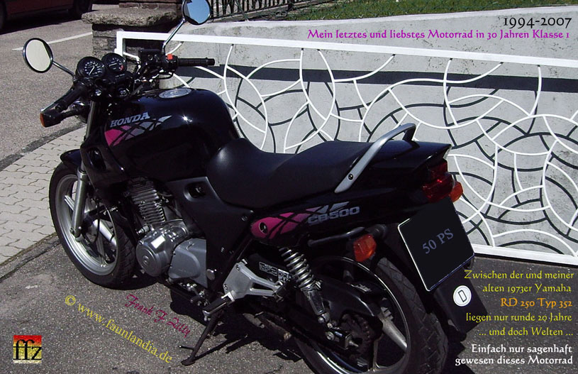 Info : Text ist sehr lang, endet mit "Oder ?" //  Ich habe einige Motorr�der besessen und war als alter Schrauber technisch immer voll im Bild und auf der H�he der Zeit. Das absolut urigste war ohne Frage die 2 Zylinder 4 Takt-Yamaha XS 650 ganz im Stil englischer Motorr�der wie Norton oder Triumph (nur zuverl�ssiger), ein b�renstarker Parallel-Twin-Sch�ttler, wie er ab 1970 zun�chst als "XS 1" gebaut wurde und auf dem Markt war. Auch die 650er Vierzylinder-Yamaha, deren damals toller Motor und Antriebsstrang die Basis werden sollte der sp�teren XJ 900-Modelle mit Kardan-Antrieb statt Kette zum Hinterrad, hatte ich. Doch die war irgendwie langweilig, sozusagen was f�r Mann mit Hut. Und der war ich nicht. Die Giftigste und am gef�hrlichsten zu fahrende, eine echte Herausforderung war die ungedrosselte, "federleichte", 1983 auf den Markt gekommene Zweitakt-Rakete Yamaha RD 350 YPVS mit sagenhaften 59 PS (und Stra�enzulassung), die im dritten Gang noch locker das Vorderrad hob beim Beschleunigen. Ja, ich war schon mit 14 ausgesprochener und gut informierter Zweitakt-Spezialist und sp�testens seit Kenny Roberts mit schwarz-gelb-wei�er Maschine seit 1978 dreimal in Folge Weltmeister war in der 500 ccm-K�nigsklasse (nachdem zuvor 1976 und 1977 Barry Sheene 2x in Folge auf Suzuki RG 500 erstmals �berhaupt auf einem 2-Takter 500 ccm-Weltmeister war und Giacomo Agostini, den erfolgreichsten Motorradrennfahrer aller Zeiten, als Rennfahrer mit seinem Viertakter in den Ruhestand schickte, immer ein gro�er Yamaha-Fan. Auch vielleicht wegen der Musikinstrumente (ich spiele Orgel). Zu Suzuki hingegen fand ich trotz dieser Lorbeeren nie einen Draht ... … Doch das rundum beste und ausgewogenste und zuverl�ssigste Motorrad, das ich je hatte (das zugleich auch mein letztes war) - und zwar sage und schreibe 13 Jahre lang, so begeistert war ich - das war eine Honda. Die habe ich nach diesen 13 Jahren trotz vieler Kilometer auf der Uhr optisch und technisch fast wie neu einem hocherfreuten j�ngeren Mann verkauft. Sie war nicht die St�rkste, nicht die Schwerste, nicht die Schnellste, die ich je fuhr oder besa�. Es war - da lachen jetzt vielleicht einige, denen die letzten Erkenntnisse noch fehlen - es war die Honda CB 500 mit versicherungsg�nstigen 50 PS, die 1994 als Modell (mit 50 und 59 PS) ganz neu erschien. Und das obendrein zu einem fairen Preis. Die habe ich mir vollkommen ungeplant gekauft. Ich hatte n�mlich das Thema Motorrad 1992 bereits abgeschlossen, nachdem ich quasi alles durch hatte. Doch der Prospekt von der neuen 500er hat mich so geplagt, dass ich 1994 einer der ersten war, der eine hatte. Im Sp�tsommer 2007 habe ich dieses Motorrad verkauft und dieses Hobby, diese Leidenschaft, endg�ltig aufgegeben. Grad so, wie man das Rauchen aufgibt. Von jetzt auf gleich ... Die Maschine war schwarz und meine Lederkluft war von oben bis unten inklusive Stiefeln pechschwarz. Nur der Sturzhelm, der war als bewusster Kontrast f�r andere Verkehrsteilnehmer immer knallrot gewesen wie jenes Gummiboot. Und diesem letzten Sturzhelm habe ich in meiner Wohnung einen Ehrenplatz zugeteilt, sodass ich den t�glich mehrmals sehe. Und das Tolle ist, das macht mir gar nichts aus. Ich hab' meinen Frieden gemacht mit meiner (von der alten RD, die allerdings nur in einer Garage rumsteht, mal abgesehen) motorradlosen Welt. Da juckt nichts mehr, da kribbelt nichts mehr. Das Thema ist abgehakt. Alles hat seine Zeit. Und darum aber auch ein Ende. Wenn man klug ist. Es waren tolle Jahre. 30 an der Zahl auf Klasse 1. Die ersten Jahre (trotz immer auch vorhandenem Pkw) ganzj�hrig bei Wind und Wetter ! Was will man mehr ? Bei so vielen sch�nen Erinnerungen ? Und keinem einzigen Unfall trotz manch heikler Situation. Ich hab' dabei aber nicht nur Gl�ck gehabt, das darf ich ohne Eigenlob schon anf�gen (drum habe ich auch aufgeh�rt). Ich war k�rperlich fit und habe die Fahrzeuge in allen Lagen total beherrscht (ohne ABS etc.), sa� nicht nur drauf wie der vielbem�hte Affe auf dem Schleifstein. Und ich habe mitgedacht im Stra�enverkehr. Sonst w�re ich so alt nicht geworden. Also, kurzum, ich bin zufrieden und das ist doch auch mal was in diesen trostlosen Zeiten. Oder ?  (Text - Ende)