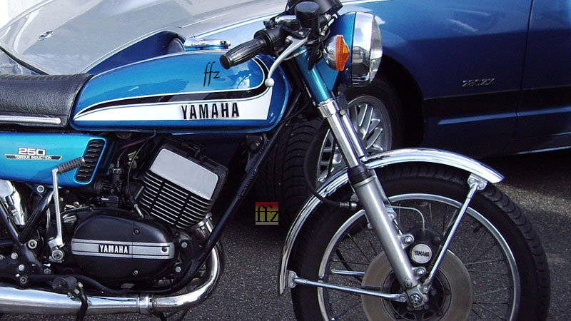 Im Vordergrund die Yamaha RD 250 Typ 352. Nach den Rennmaschinen war sie bei uns 1973 Yamahas erste RD fr den ffentlichen Straenverkehr.